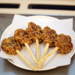 広島県・宮島の「紅葉堂」のもみじ饅頭を串揚げにした「揚げもみじ」